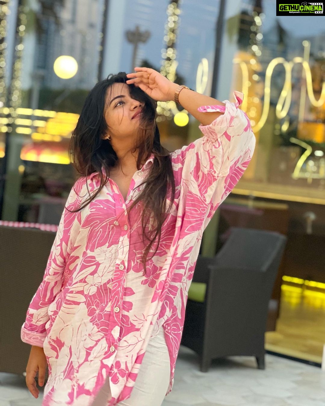 Shaalin Zoya Instagram - This is my favourite song. There is such magic in this song can’t be ignored ever. Also, wearing my mom’s dress as usual 🥰 FIVE Jumeirah Village