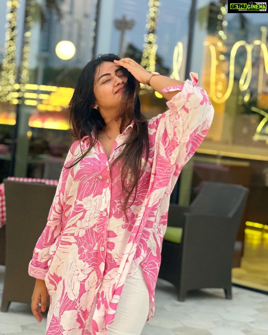 Shaalin Zoya Instagram - This is my favourite song. There is such magic in this song can’t be ignored ever. Also, wearing my mom’s dress as usual 🥰 FIVE Jumeirah Village