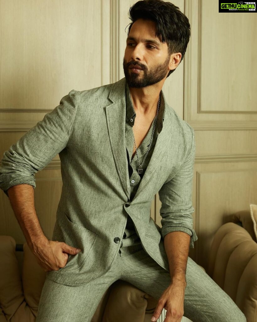 Shahid Kapoor Instagram - Grey shades makes me feel at home