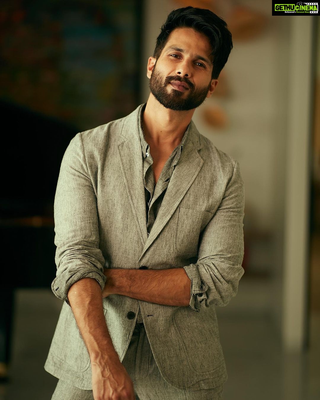 Shahid Kapoor Instagram - Grey shades makes me feel at home