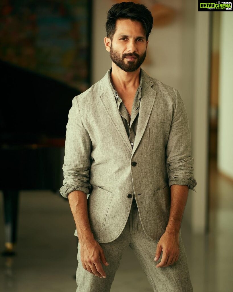 Shahid Kapoor Instagram - Grey shades makes me feel at home