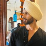 Shahid Kapoor Instagram – Dad always says ghar pe Shaadi hogi to pag paega na