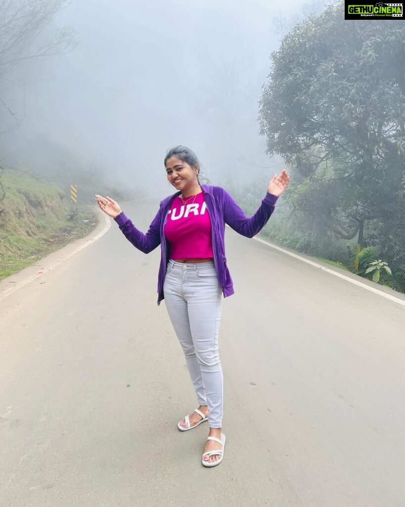 Shalu Shammu Instagram - Turns my head with the mist 🌫️ #shalushamu #shalushamuvlogs #kodaikanal #diaries #turnon #sunnyday Kodaikanal, tamil nadu