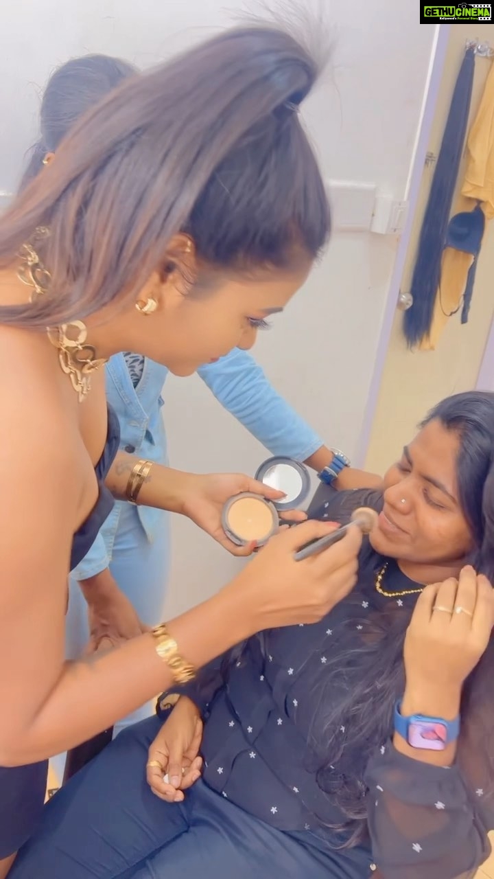 Shalu Shammu Instagram - I’m Trying To Torture My Sweet @vinotha_makeupartist with @jansiranilakshmibai (pattu) Explaining her how to put makeup but she was pretty scared to show her face to me 🤣😅😈 (her dialogue : mam bayamiruku) 😂🤣 #shalushamu #shalushamuvlogs #shoot #diaries #behindthescenes #vinothamakeupartist #funtimes #lol