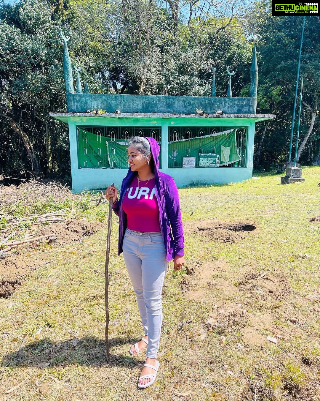 Shalu Shammu Instagram - Am I exploring outside my box 📦… Oh yeah …!!! That’s a different feeling to be there … Be Blessed 😇 #shalushamu #shalushamuvlogs #kodaikanal #diaries #turnon #sunnyday Kodaikanal, tamil nadu