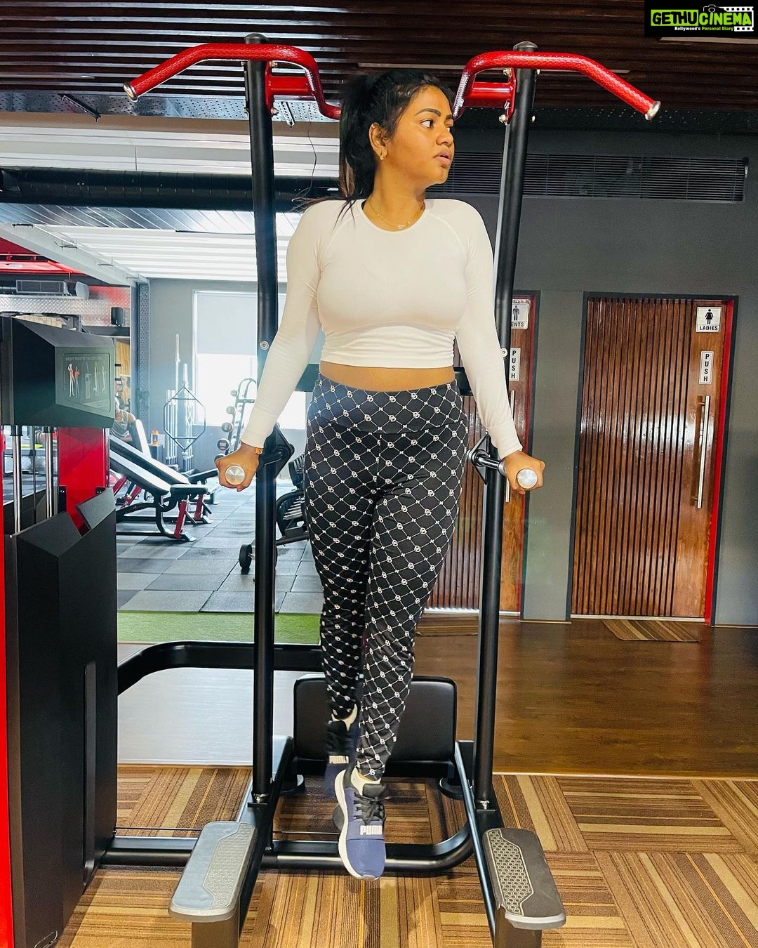 Shalu Shammu Instagram - I Make My Most @solidfitness07 Trainer : @thunivu_visu_ Wearing : Top : @urbanic_in Gym Pant : @hm Shoes : @pumaindia @puma #shalushamu #shalushamuvlogs #solidfitness #gym #motivation #extramile #workout #routine #pullups SolidFitness Purasaiwakkam
