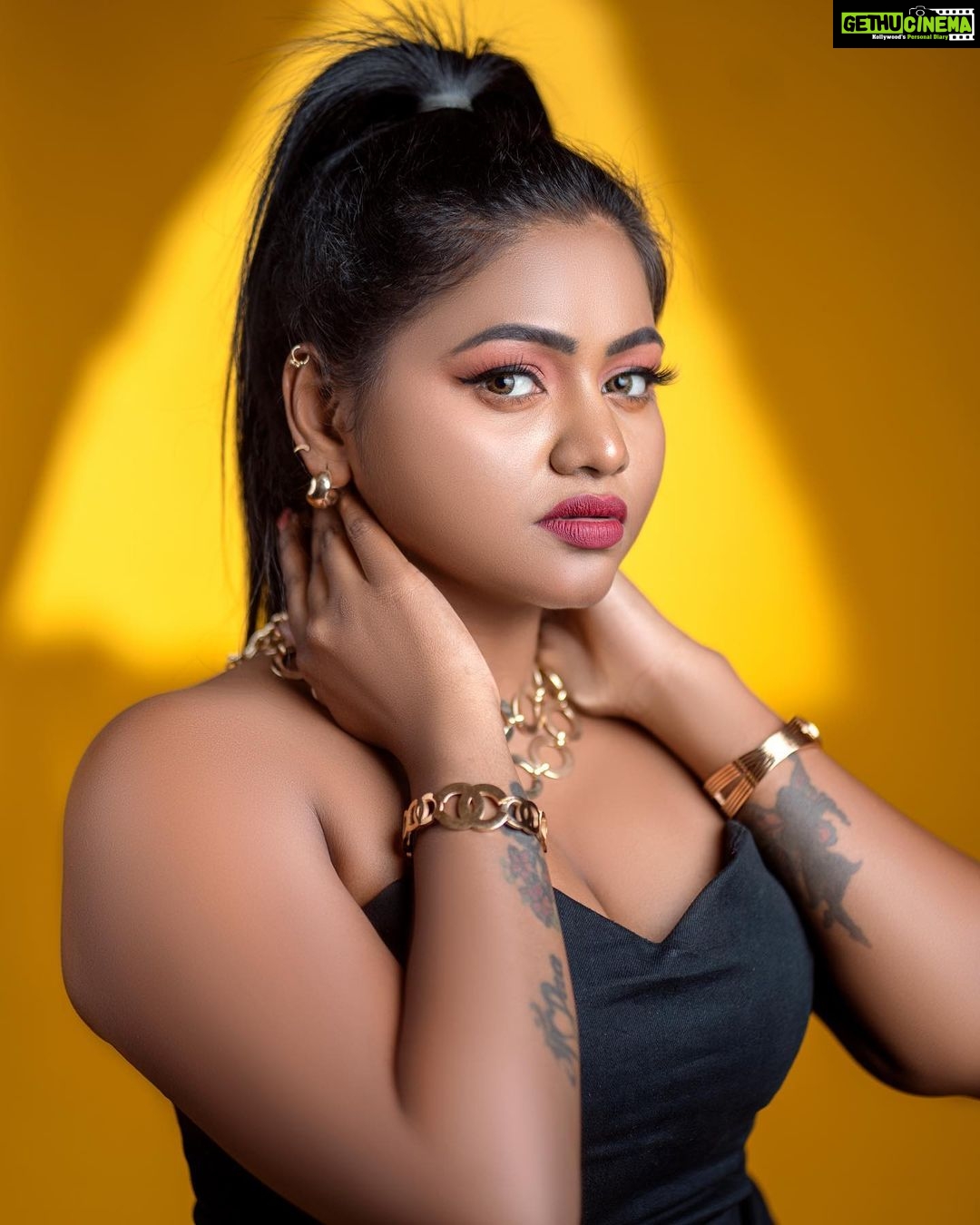 Shalu Shammu Instagram - “If you stay positive, good things and good people will be drawn to you.” Stylist : @jansiranilakshmibai (pattu) On Lens : @6framessphotography Wearing : @aks_le_couturier Dolled Up : @vinotha_makeupartist #shalushamu #shalushamuvlogs #black #love #actor #model #poser #influencer #casualstyle #💄