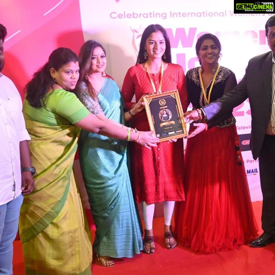 Shalu Shammu Instagram - Congrats to my dear friend @shalushamu for Most Promising Actress Award. More to come. Keep rocking #Shalu. We always there to support you.❤️ PC: @sensphotography_ @churchillricardo_ @chennai70mm @suganaliex Event organised by @desertrosehall @saravananchandran_official Supported by @captaintvofficial @dinakural_official @southernmail515 #womeniconicawards