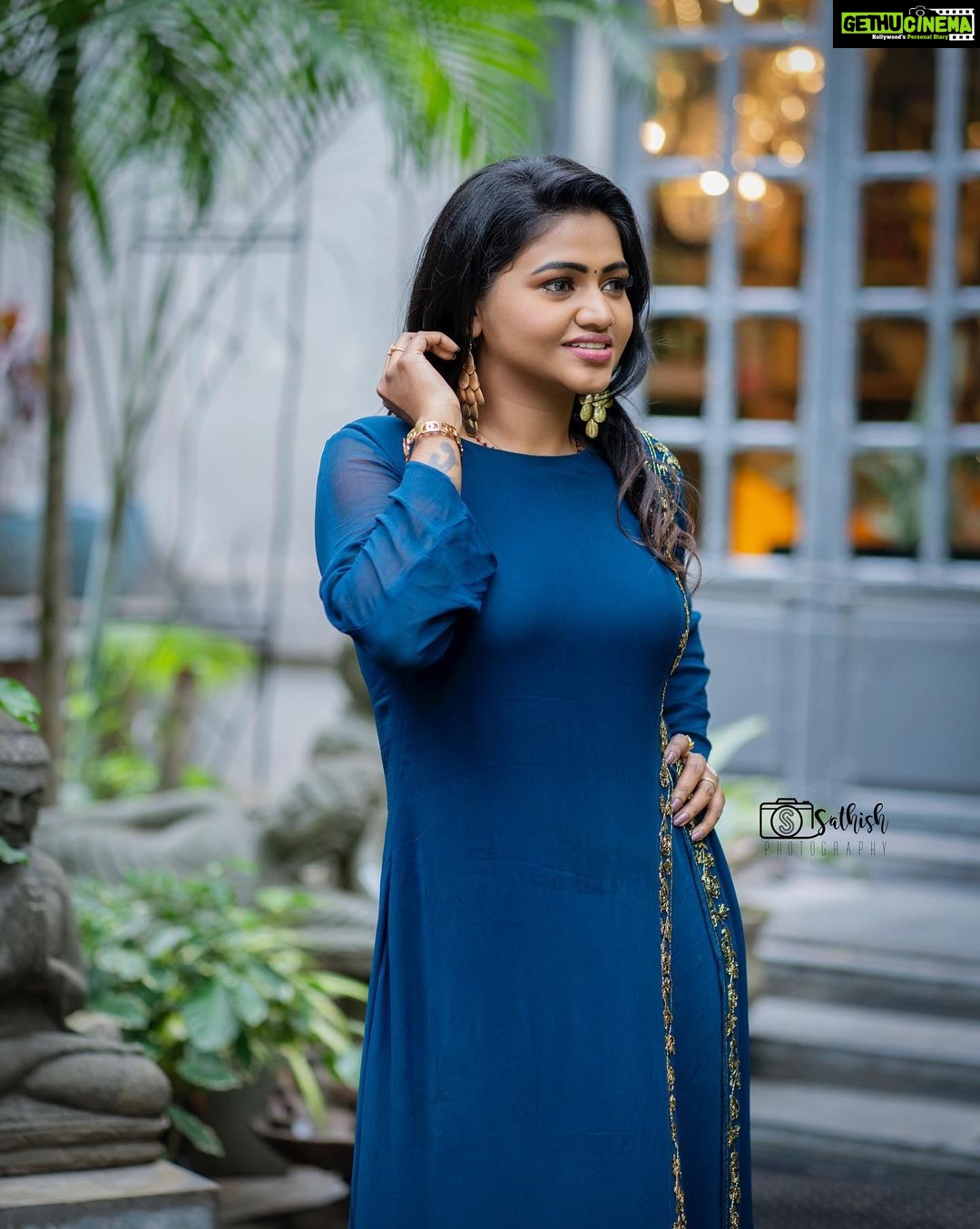 Shalu Shammu Instagram - EvErY dAy Is A cHaNcE tO bE bEtTeR….. 😊 On Lens : @sathish_photography49 Dolled Up : @laavie_makeover #shalushamu #shalushamuvlogs #actor #model #influencer #simple #fitsonpoint #semi #traditional #wear