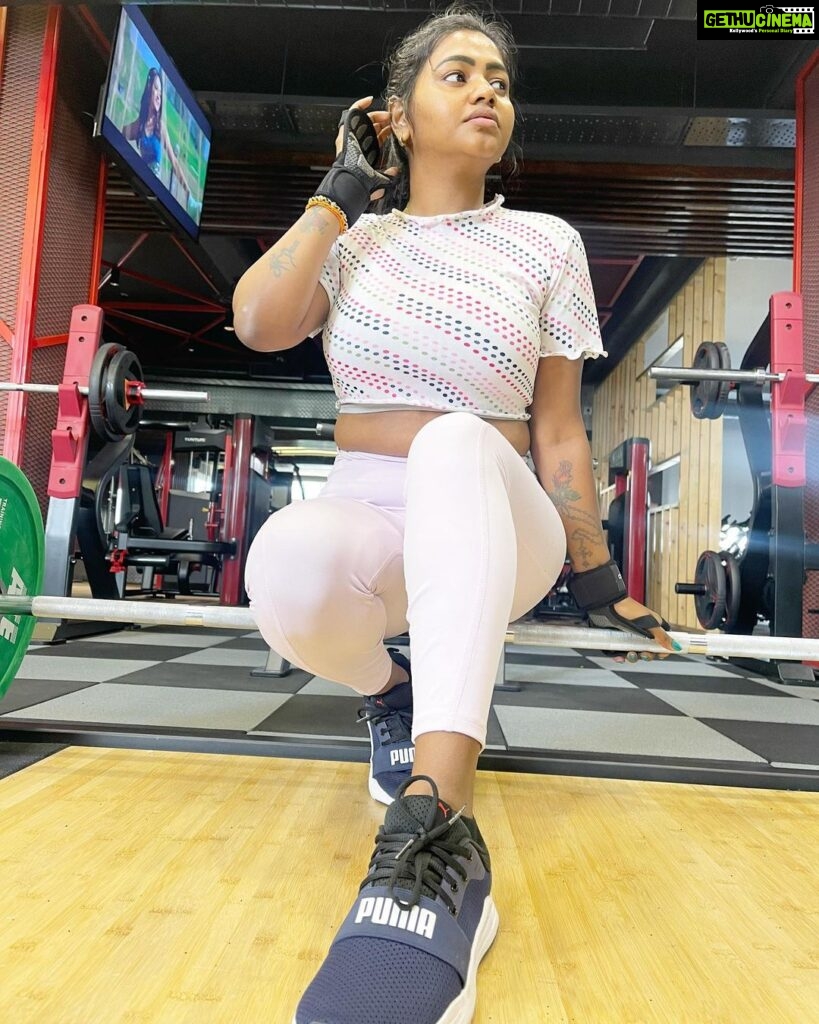 Shalu Shammu Instagram - Pinky ……. My trainer : @thunivu_visu_ Location : @solidfitness07 #shalushamu #shalushamuvlogs #gym #motivational #pink #outifit #inspo #poser #nomakeup #look SolidFitness Purasaiwakkam