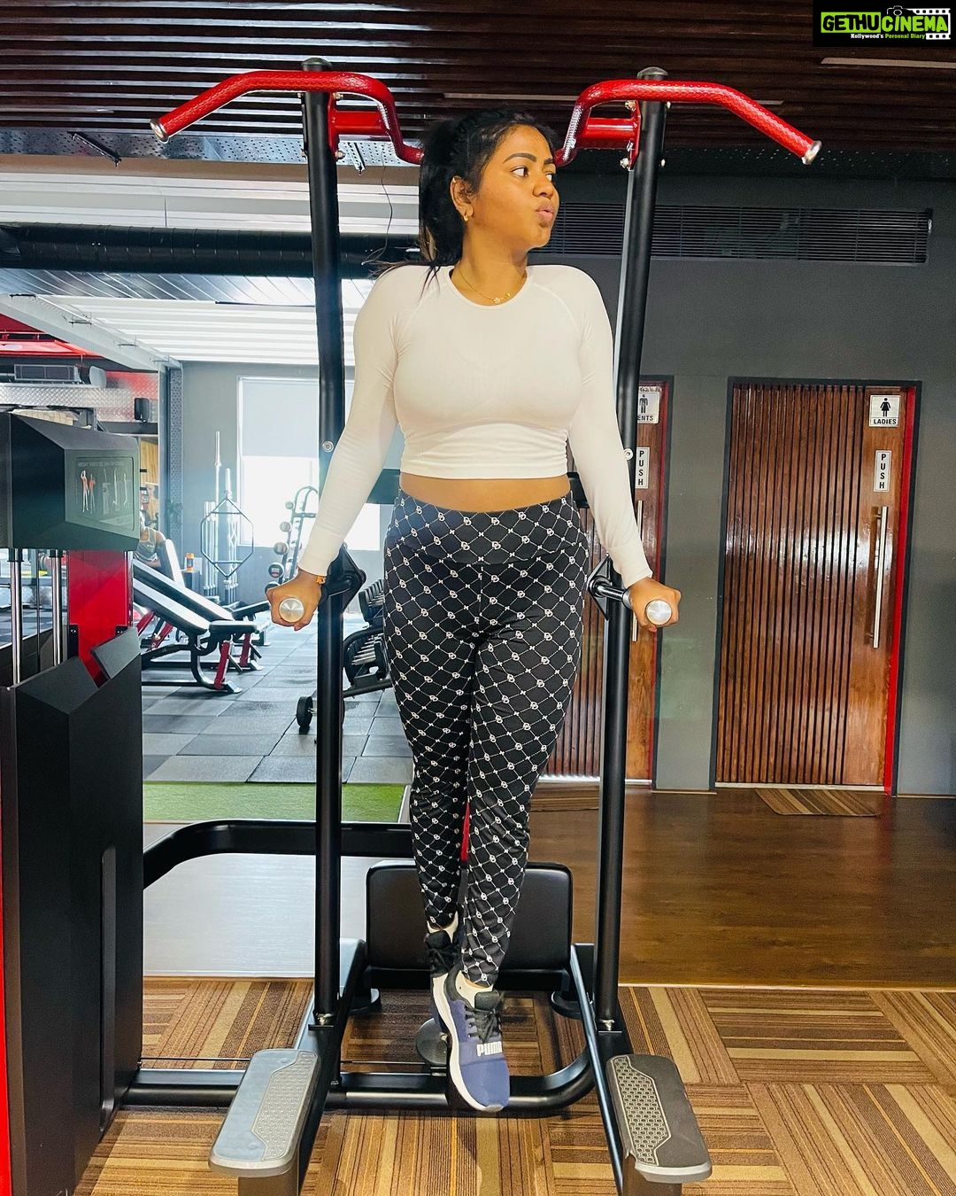 Shalu Shammu Instagram - I Make My Most @solidfitness07 Trainer : @thunivu_visu_ Wearing : Top : @urbanic_in Gym Pant : @hm Shoes : @pumaindia @puma #shalushamu #shalushamuvlogs #solidfitness #gym #motivation #extramile #workout #routine #pullups SolidFitness Purasaiwakkam