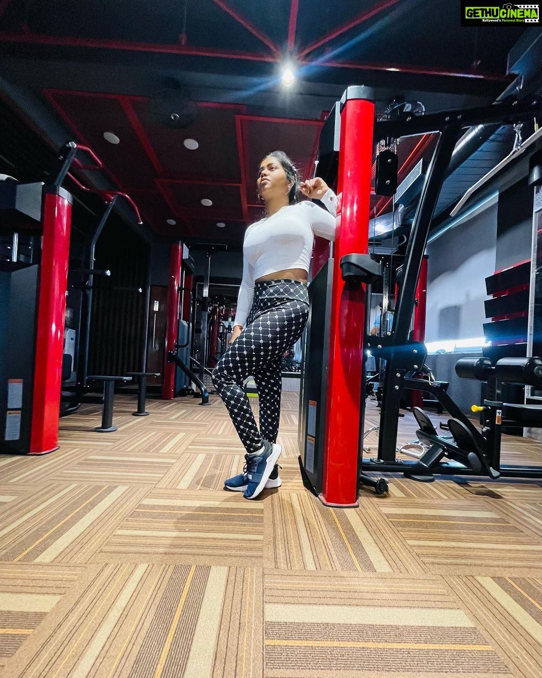 Shalu Shammu Instagram - I Make My Most @solidfitness07 Trainer : @thunivu_visu_ Wearing : Top : @urbanic_in Gym Pant : @hm Shoes : @pumaindia @puma #shalushamu #shalushamuvlogs #solidfitness #gym #motivation #extramile #workout #routine #pullups SolidFitness Purasaiwakkam