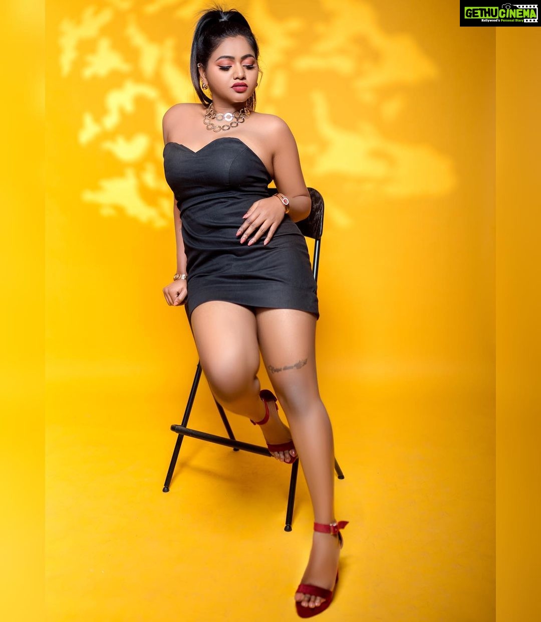 Shalu Shammu Instagram - “You always pass failure on the way to success.” Stylist : @jansiranilakshmibai (pattu) On Lens : @6framessphotography Wearing : @aks_le_couturier Dolled Up : @vinotha_makeupartist #shalushamu #shalushamuvlogs #black #love #actor #model #poser #influencer #casualstyle #💄
