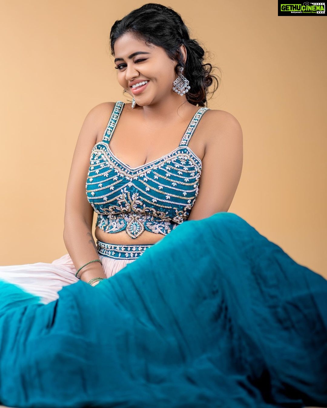 Shalu Shammu Instagram - “It makes a big difference in your life when you stay positive.” Shoot Curator & Stylist : @nirmala__fashion_stylist On Lens : @6framessphotography Wearing : @lithas_rentals Jewels : @chennai_jazz Dolled up : @valarmathy692 #shalushamu #shalushamuvlogs #traditional #photography #poser #influencer #actor #attitude
