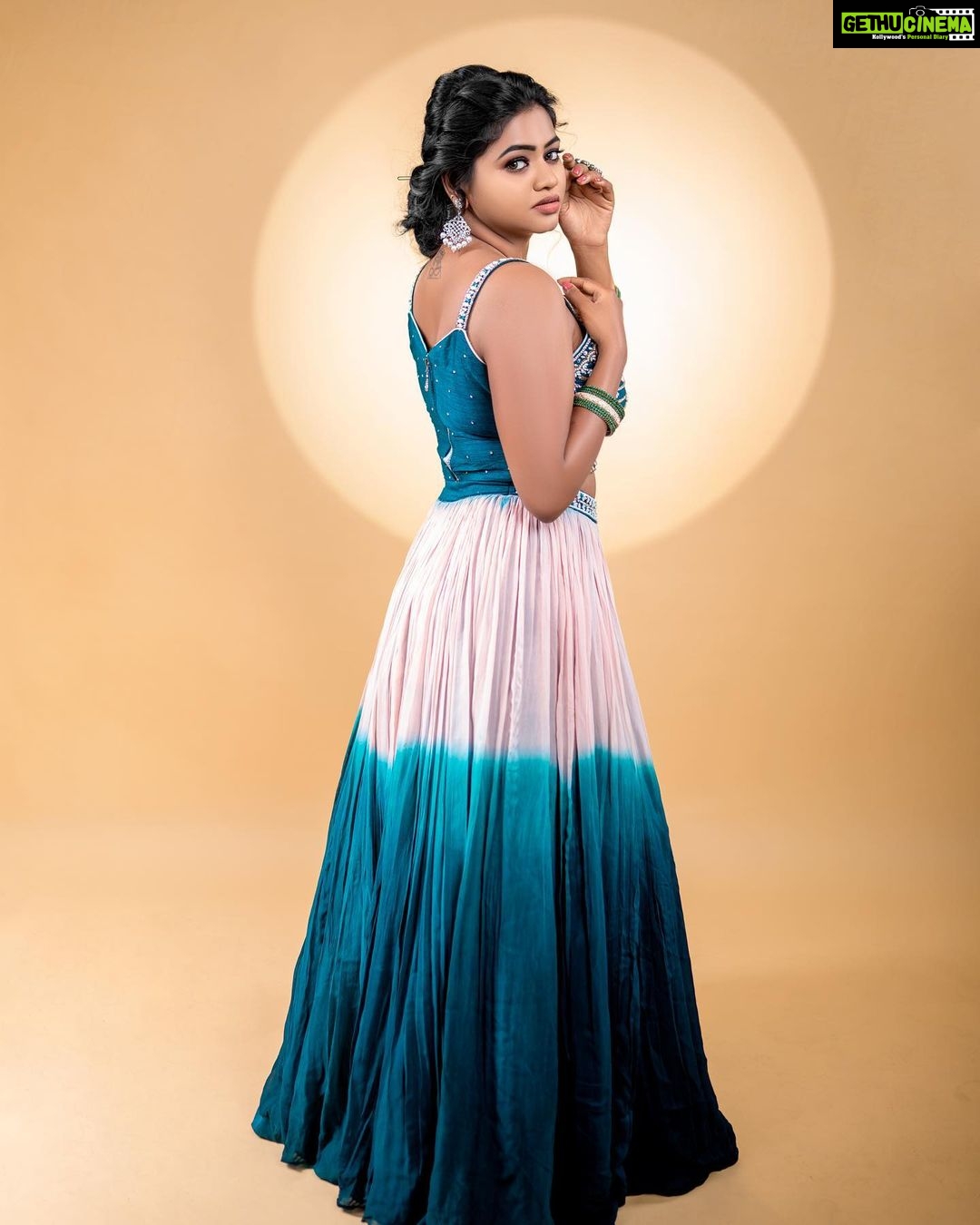 Shalu Shammu Instagram - “If you look the right way, you can see that the whole world is a garden.” Shoot Curator & Stylist : @nirmala__fashion_stylist On Lens : @6framessphotography Wearing : @lithas_rentals Jewels : @chennai_jazz Dolled up : @valarmathy692 #shalushamu #shalushamuvlogs #traditional #photography #poser #influencer #actor #attitude