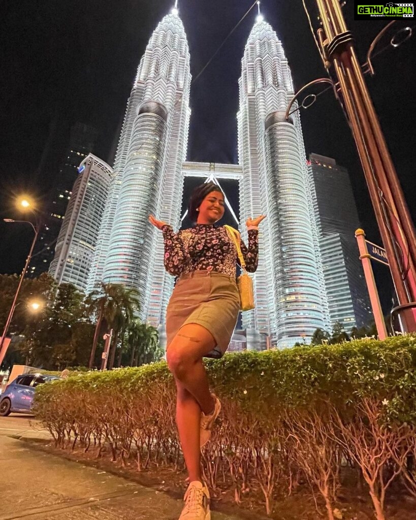 Shalu Shammu Instagram - Oh yeah…!!! That’s me posing before the twin towers 🤩💪 #shalushamu #shalushamuvlogs #malaysia #kualalumpur #twintowers #poser #attitudegirl #whoami Twin Towers -Kuala Lumpur Malaysia