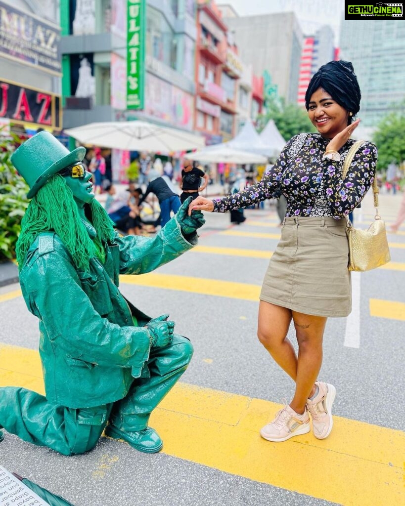 Shalu Shammu Instagram - Feeling like a princess 👸 Guess the name of the Green Man !!? #shalushamu #shalushamuvlogs #malaysia #kualalumpur #streetstyle #candidphotography #livethemoment #happyme SOGO,Jalan TAR, Masjid Jamek