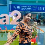 Shalu Shammu Instagram - Can’t Believe This Is Happening To Me !!!! 😅😂🤣 VC : @ashifash0 #shalushamu #shalushamuvlogs #malaysia #kualalumpur #international #airport Kuala Lumpur, Malaysia