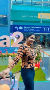 Shalu Shammu Instagram - Can’t Believe This Is Happening To Me !!!! 😅😂🤣

VC : @ashifash0 

#shalushamu #shalushamuvlogs #malaysia #kualalumpur #international #airport