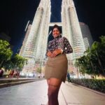 Shalu Shammu Instagram - Oh yeah…!!! That’s me posing before the twin towers 🤩💪 #shalushamu #shalushamuvlogs #malaysia #kualalumpur #twintowers #poser #attitudegirl #whoami Twin Towers -Kuala Lumpur Malaysia