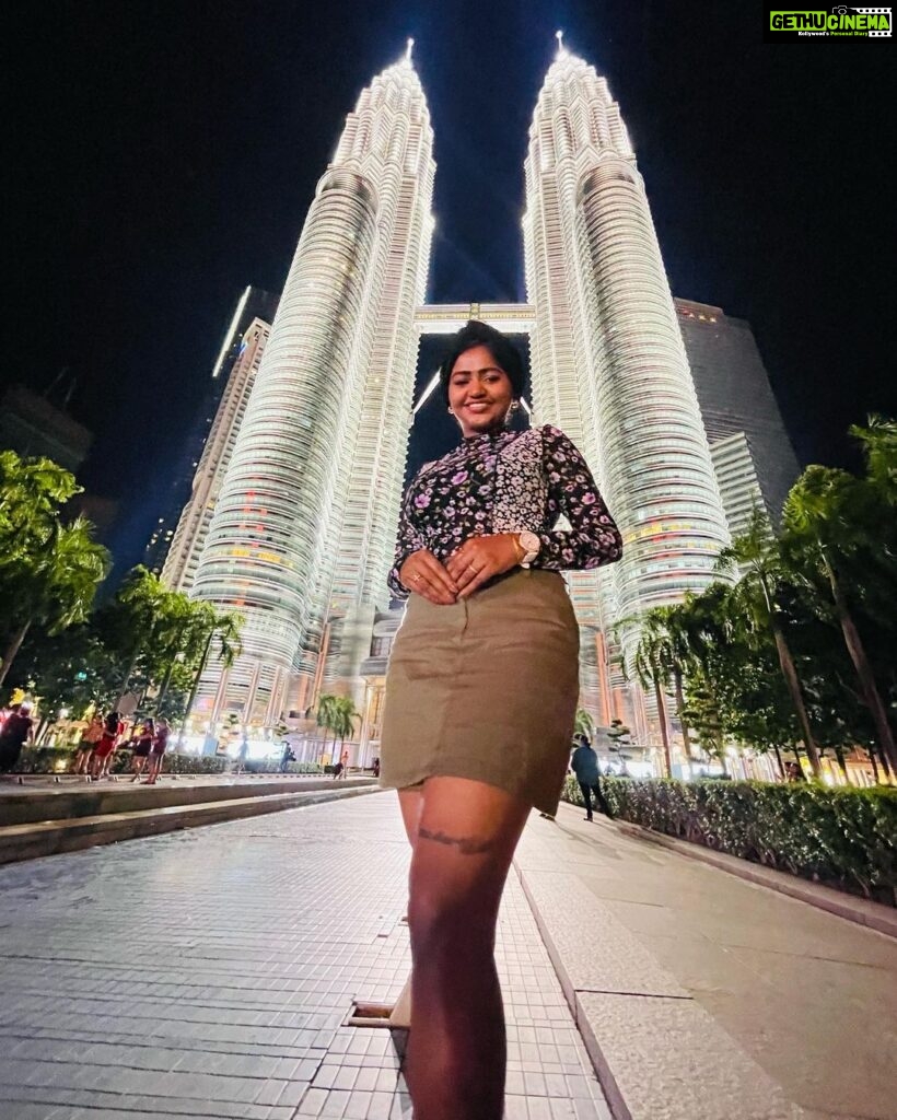 Shalu Shammu Instagram - Oh yeah…!!! That’s me posing before the twin towers 🤩💪 #shalushamu #shalushamuvlogs #malaysia #kualalumpur #twintowers #poser #attitudegirl #whoami Twin Towers -Kuala Lumpur Malaysia