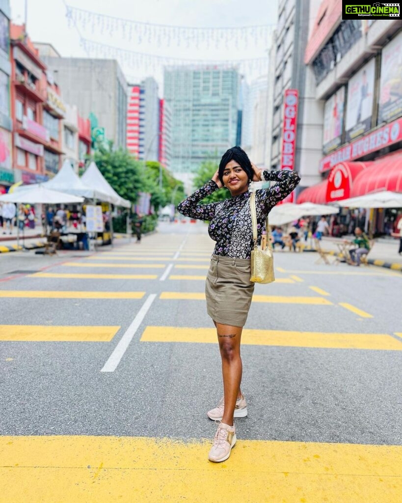 Shalu Shammu Instagram - Malaysian Ponnu Okay Thaana !?!? #shalushamu #shalushamuvlogs #malaysia #kualalumpur #sogo #kl #streetphotography #beingme SOGO,Jalan TAR, Masjid Jamek