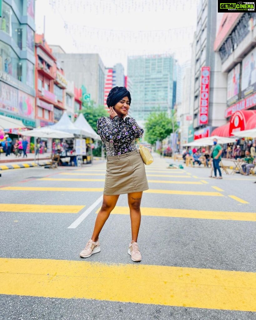 Shalu Shammu Instagram - Malaysian Ponnu Okay Thaana !?!? #shalushamu #shalushamuvlogs #malaysia #kualalumpur #sogo #kl #streetphotography #beingme SOGO,Jalan TAR, Masjid Jamek