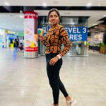 Shalu Shammu Instagram - Kuala Lumpur International Airport Malaysia ☝️ PC : @ashifash0 #shalushamu #shalushamuvlogs #kualalumpur #internationalairport #airportlook #darkvibes #darkchocolate #happyme KLIA2 International Departure Hall