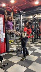 Shalu Shammu Instagram - Vangaley Core Workout Panalam !!! 😎 @shalushamu Location : @solidfitness07 #shalushamu #warriorvisu #solidfitness #absday #coreworkout #strengthtraining #ennadanadakuthuinga #trainhard #nerds #solid SolidFitness Purasaiwakkam