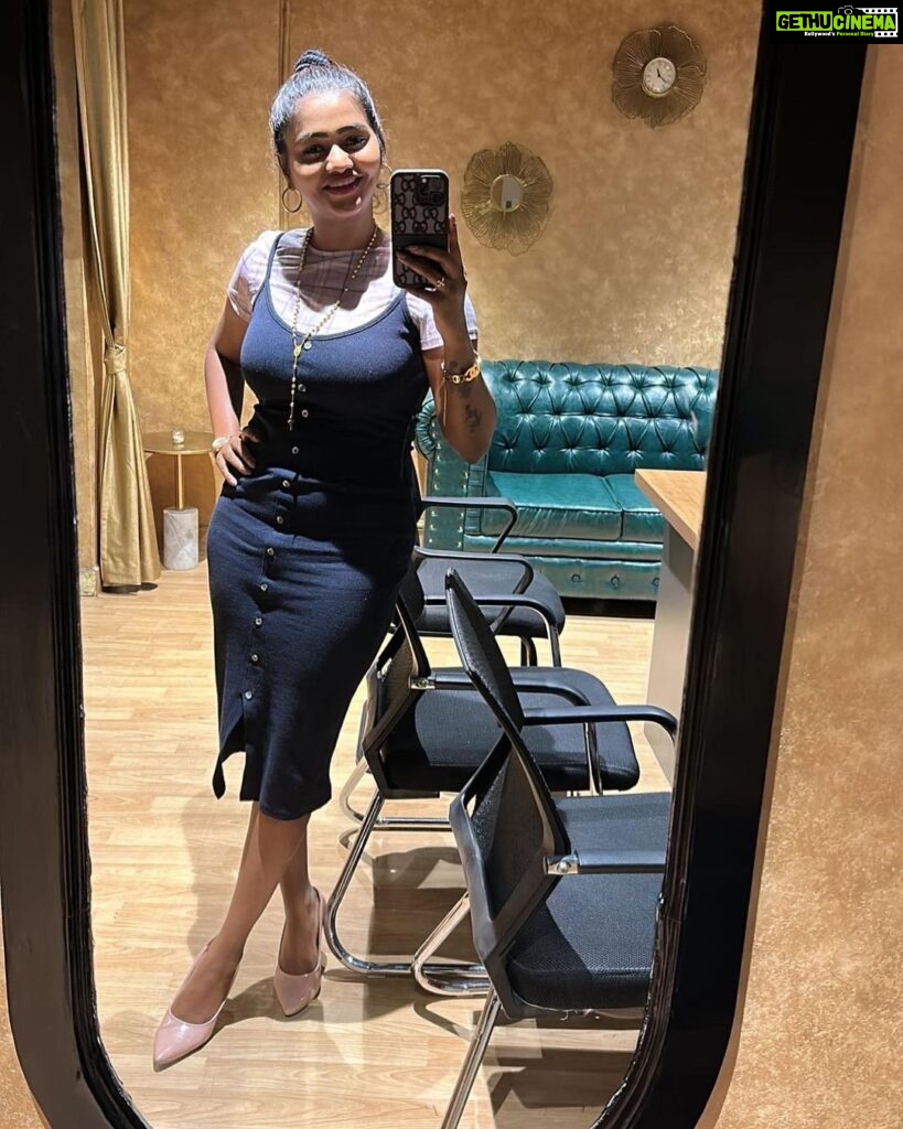 Shalu Shammu Instagram - Mirror Selfie Love 😍 #shalushamu #shalushamuvlogs #happyme #suhaa #suhaacosmeticclinic #selieponnu Suhaa Multispeciality Cosmetic Clinic