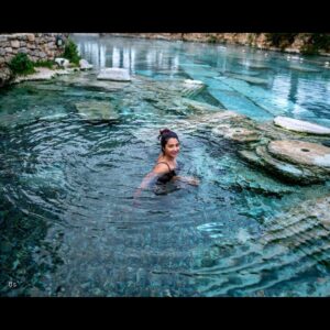 Sharanya Turadi Instagram - Soaking in 2000 years old Cleopatra’s pool at Pammukulle 🦢

@gtholidays.in

#turkey #turkiye #travelgram #sharanyaturadi #travelstories #history #pammukule #ancientarchitecture #gtholidays