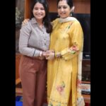 Sharanya Turadi Instagram - தமிழச்சி with தமிழச்சி❤️ @__thamizhachi__ வருடக்கடைசியில் ஒரு புதிய துவக்கம் உங்கள் ஆசியோடு🫶 Thanks to my loving partner @jayashree_s_zameer and @kumudhinimanivannan for this special day 🤗 Please note that this pic has got nothing to do with politics 🫡 #2022 #newbeginnings #readyfor2023