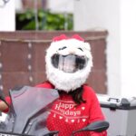 Sharanya Turadi Instagram – Trying to take Christmas feels wherever I go 🧑‍🎄🎄😃

#christmas #santahelmetcover #christmasgoodies #PrimeReels #chennaibikers #rider
