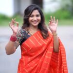 Sharanya Turadi Instagram - Behind the scenes of every adakkamana saree photo shoot 😂🐒 #PrimeReels #bts
