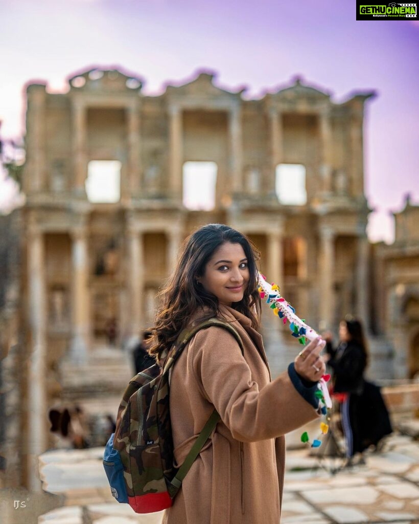 Sharanya Turadi Instagram - And suddenly you realize your travels were education than vacation 📖🚶‍♀️ 📍Library of Celsus, Ephesus #travel #turkey #ephesus #libraryofcelsus #historylover