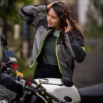 Sharanya Turadi Instagram - Major news dropping tonight Kanmanies! Ennavaa irukum 🤔 Stay tuned 🤩