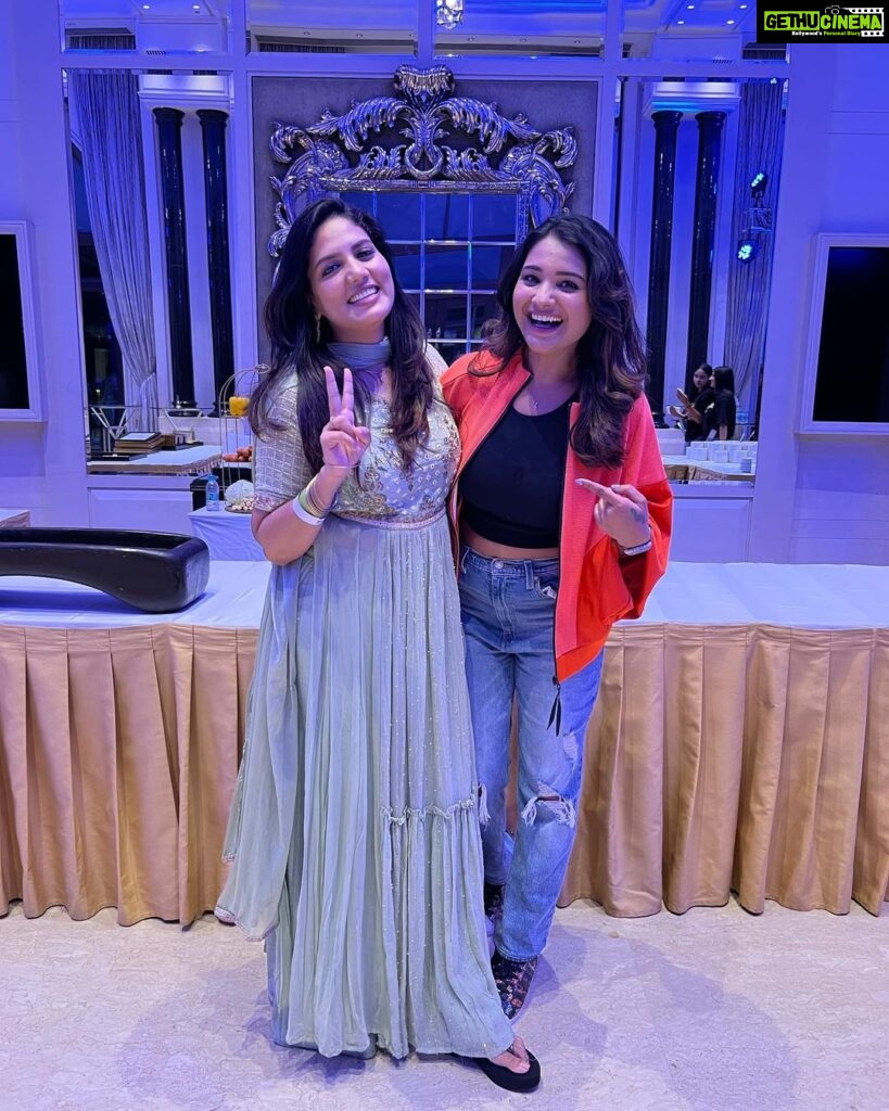 Sharanya Turadi Instagram - Puppyyyyyy @sharanyaturadi_official ❤️ look at our faces, how happy we are 🥰 after very long time pics together 🥳 10+ years and counting ✌🏼