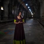 Sharanya Turadi Instagram - Jaathi malli flowers and Jarigai laced cotton dresses make my temple visits extra special 😍 I am someone who loves to wear sarees to temple but it’s not feasible when I travel for days together. So these type of long gowns with jarigai has become my next best thing. Especially this Kaapi colour with kili pachai Border 🦜🤌 thank you @_fabern for sending me this pretty piece of clothing! ❤️ And @rahul__sudharshan you never cease to amaze me with your beautiful frames 📸 #templesoftamilnadu #history #styling Ekambaranathar Temple, Kanchipuram