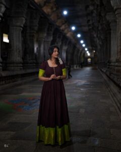 Sharanya Turadi Instagram - Jaathi malli flowers and Jarigai laced cotton dresses make my temple visits extra special 😍 

I am someone who loves to wear sarees to temple but it’s not feasible when I travel for days together. So these type of long gowns with jarigai  has become my next best thing. Especially this Kaapi colour with kili pachai Border 🦜🤌

thank you @_fabern for sending me this pretty piece of clothing! ❤️
And  @rahul__sudharshan you never cease to amaze me with your  beautiful frames 📸

#templesoftamilnadu #history #styling