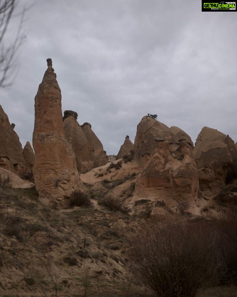 Sharanya Turadi Instagram - Geography is destiny 🌎🧚‍♀️ Standing amidst the fairy chimneys of Cappadocia, heart of Turkiye #cappadocia #travelturkey #sharanyaturadi #history Cappadocia/Turkey