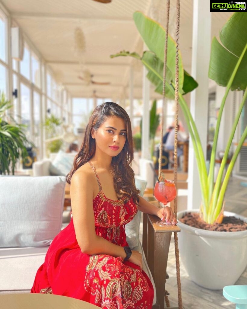 Sharmiela Mandre Instagram - Sunday = A refreshing drink + kaftan dress + great company + a Dubai seaside view