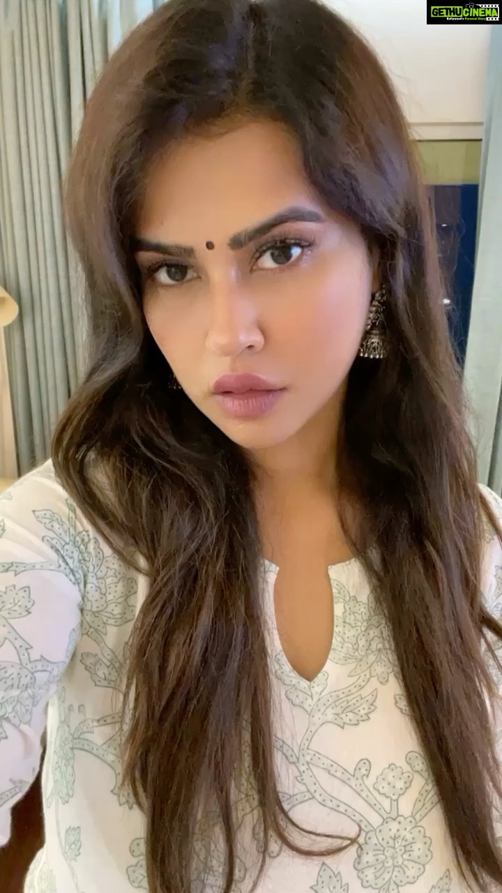 Sharmiela Mandre Instagram - Look 1 or 2?