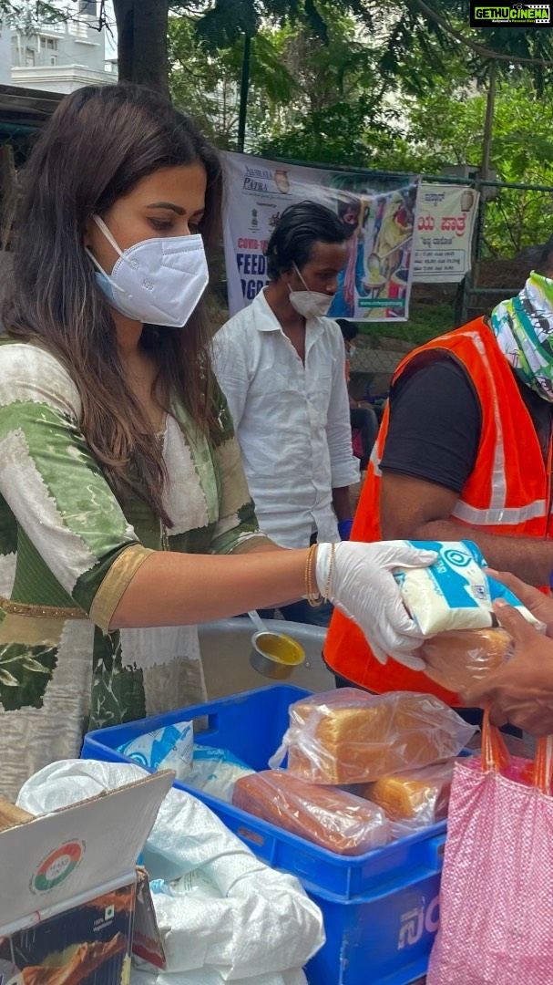 Sharmiela Mandre Instagram - 150 ration kits donated as part of COVID relief to technicians from the film industry & 100 cooked meals & food packets to daily wage workers and families in dire need in and around Nagarbhavi today 💜 a special thanks to all those who helped me make this possible @sahana_hanumanthappa ಕೋವಿಡ್ನ ಈ ಕಷ್ಟಕಾಲದಲ್ಲಿ ಸಿನಿಮಾ ರಂಗದ 150 ತಂತ್ರಜ್ಞರಿಗೆ ದಿನಸಿ ಕಿಟ್ ಹಾಗೂ ನಾಗರಭಾವಿ ಆಸುಪಾಸಿನ ಅಗತ್ಯ ಕುಟುಂಬಗಳಿಗೆ 100 ಸಿದ್ಧಾಹಾರ ಪೊಟ್ಟಣಗಳನ್ನು ವಿತರಿಸಲಾಯಿತು. 💜 ಈ ಪ್ರಕ್ರಿಯೆಯಲ್ಲಿ ಸಹಕರಿಸಿದ ಎಲ್ಲರಿಗೂ ವಿಶೇಷ ವಂದನೆಗಳು.