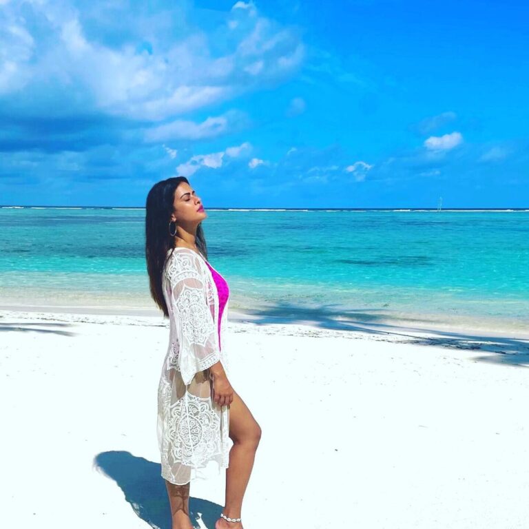Sharmiela Mandre Instagram - “Keep your face always towards the sunshine and shadows will fall behind you”- Walt Whitman Meeru Maldives