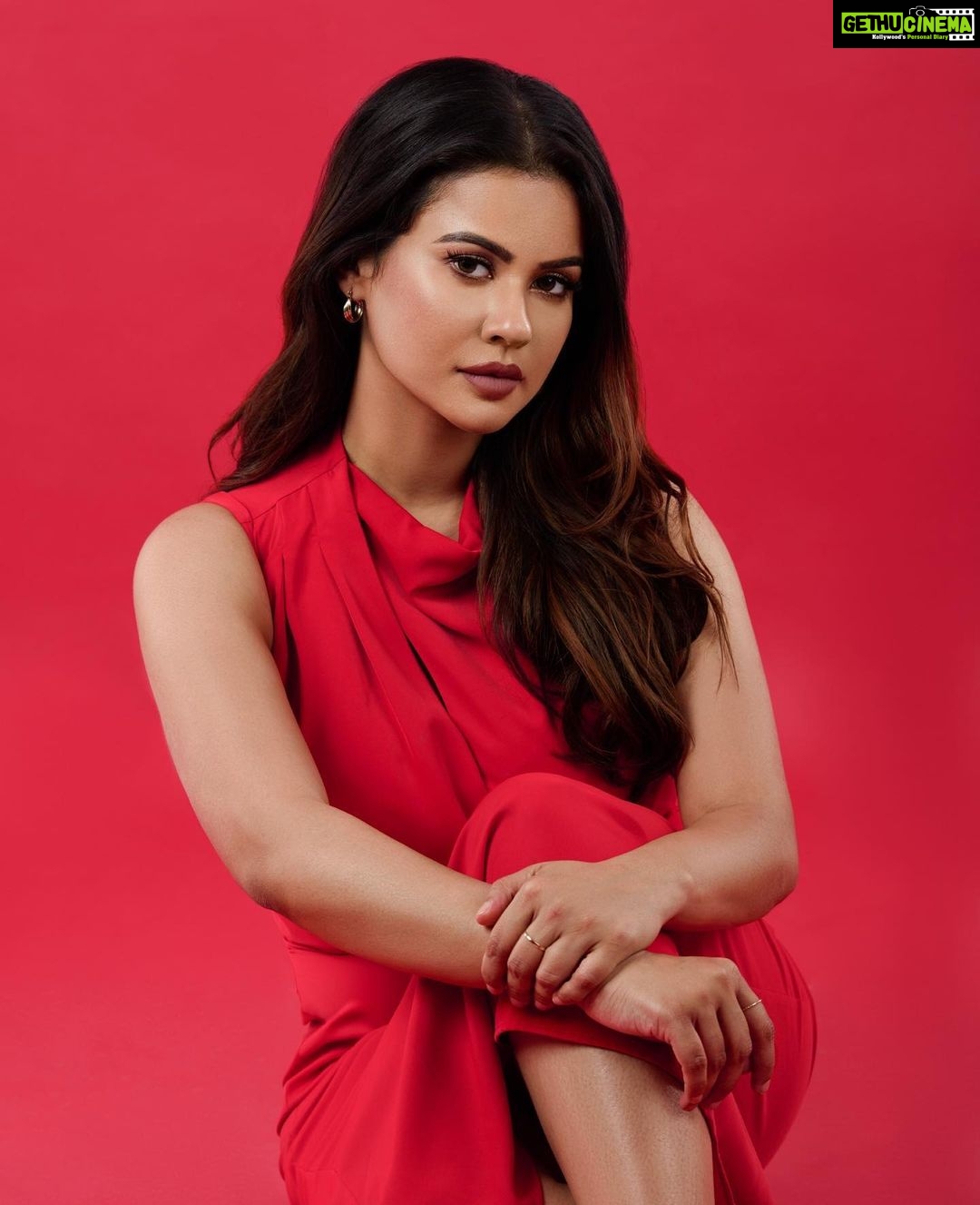 Sharmiela Mandre Instagram - Shot by : @kiran.venkataramanappa Make up : @makeupbyswarnanagaraj Hair : @shailashankar_hairartist Styled by : @zoha.kabir