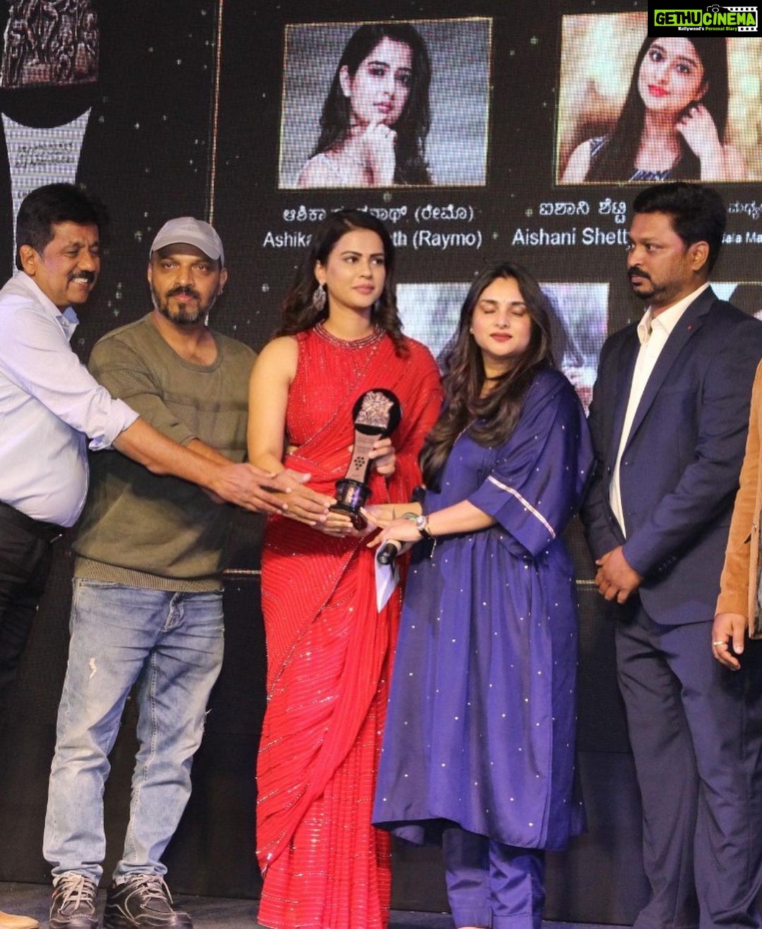Sharmiela Mandre Instagram - Believe in yourself . Believe in your capacity to do good and great things . Believe that no mountain is so high that you cannot climb it . Believe that no storm is so great you cannot weather it. Believe in yourself . Thank you @academycfc film critics academy For choosing me as the best actress 2022 . @divyaspandana felt amazing receiving this award from you . To @yogarajbhatofficial for believing in me and the entire Gaalipata 2 team . To my family, friends and my uncle M my mentor . To my lovely fans who have supported me and given me nothing but love . This is truly only the beginning ❤️ 🪁 ಪ್ರಪಂಚದಲ್ಲಿ ಆತ್ಮಬಲಷ್ಟು ಶಕ್ತಿಯುತವಾದದ್ದು ಬೇರೇನೂ ಇಲ್ಲ. ನಮ್ಮ ಮೇಲೆ ನಮಗೆ ನಂಬಿಕೆ ಇದ್ದರೆ ಅಸಾಧ್ಯವಾದದ್ದು ಯಾವುದೂ ಇಲ್ಲ. ಯಾವ ಎತ್ತರವೂ ಕಷ್ಟವಲ್ಲ, ಯಾವ ಪ್ರಪಾತವೂ ಪ್ರಪಾತವೇ ಅಲ್ಲ. ಆತ್ಮಬಲ ನಮ್ಮ ಜತೆಗಿದ್ದರೆ ಕೀರ್ತಿ ನಮ್ಮನ್ನು ಅರಸಿ ಬರುತ್ತದೆ ಎಂಬ ನನ್ನ ನಂಬಿಕೆಯನ್ನು ಸಾಬೀತು ಮಾಡಿದ್ದಕ್ಕೆ @academycfc ಧನ್ಯವಾದಗಳು. ಚಂದನವನ ಕ್ರಿಟಿಕ್ ಅವಾರ್ಡ್ @academycfc 2023ಯ ಅತ್ಯುತ್ತಮ ನಟಿ ಪ್ರಶಸ್ತಿ ಲಭಿಸಿದ್ದು ಅತೀವ ಸಂತಸ ತಂದಿದೆ. ಹಲವು ವಿಮರ್ಶಕರ ಅಭಿಪ್ರಾಯ ಒಗ್ಗೂಡಿಸಿ ಮಾಡಲಾದ ಈ ಆಯ್ಕೆ ನನ್ನ ಹೃದಯ ತುಂಬಿದೆ. @divyaspandana ನಿಮ್ಮಿಂದ ಈ ಪ್ರಶಸ್ತಿಯನ್ನು ಸ್ವೀಕರಿಸಿದು ಇನ್ನು ಸಂತೋಷದ ಸಂಗತಿ. ನನ್ನ ಮೇಲೆ ನಂಬಿಕೆ ಇಟ್ಟ ಯೋಗರಾಜ ಭಟ್ ಸರ್ ಹಾಗೂ ಸಹಕರಿಸಿದ ಪೂರ್ತಿ ಗಾಳಿಪಟ ತಂಡಕ್ಕೆ, ನನಗೆ ಬೆಂಬಲ ನೀಡಿದ ನನ್ನ ಕುಟುಂಬಕ್ಕೆ, ಸದಾ ಮಾರ್ಗದರ್ಶನ ನೀಡುವ M ಅಂಕಲ್ಗೆ ಮತ್ತು ಅಪರಿಮಿತ ಪ್ರೀತಿ ನೀಡುವ ನನ್ನೆಲ್ಲ ಅಭಿಮಾನಿಗಳಿಗೆ ನಾನು ಚಿರಋಣಿ ❤️ 🪁