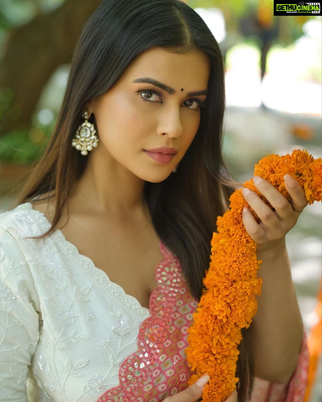 Sharmiela Mandre Instagram - Happy Varamahalakshmi to all of you 🙏 . . . . Shot : @mitz.photography Saree : @samyakksarees Styled : @zoha.kabir Hair : @hairstylist_bangalore Make up : @makeoverby_divyagowda