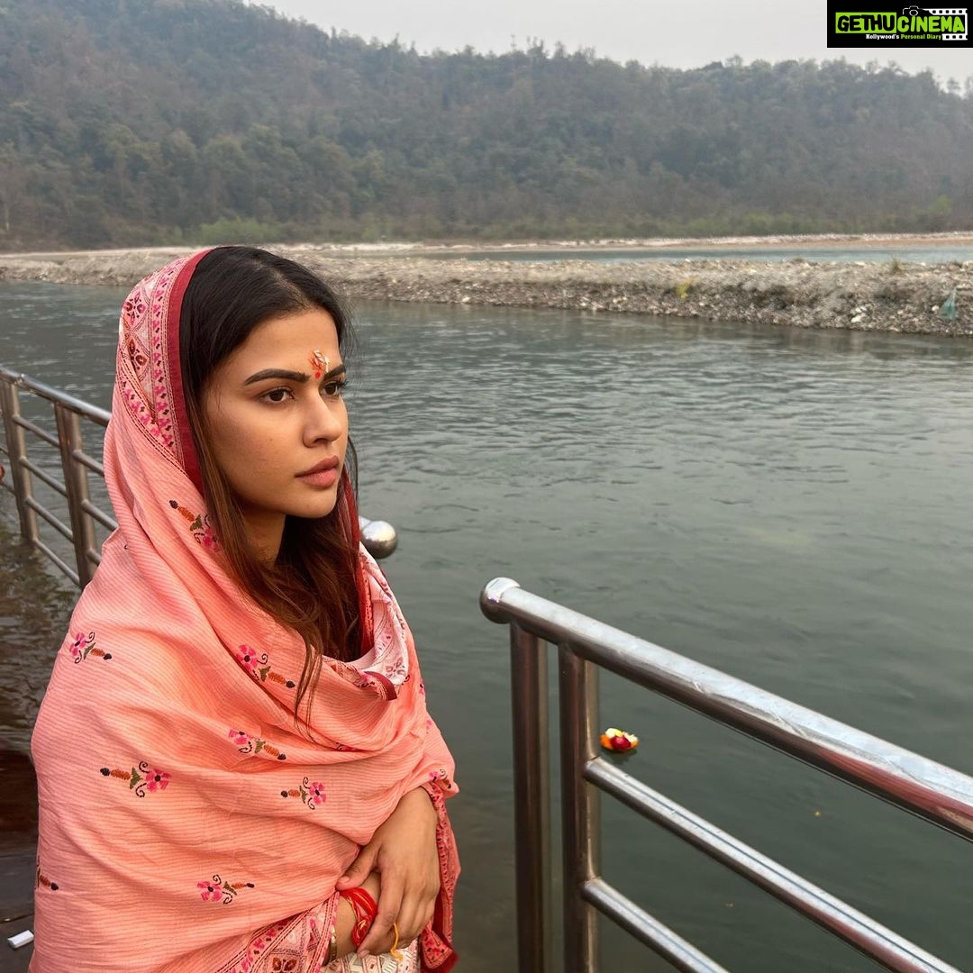 Sharmiela Mandre Instagram - Spiritually connected 🙏 . . . . . . . . Wearing @sochstories Lakshman Jhula, Rishikesh
