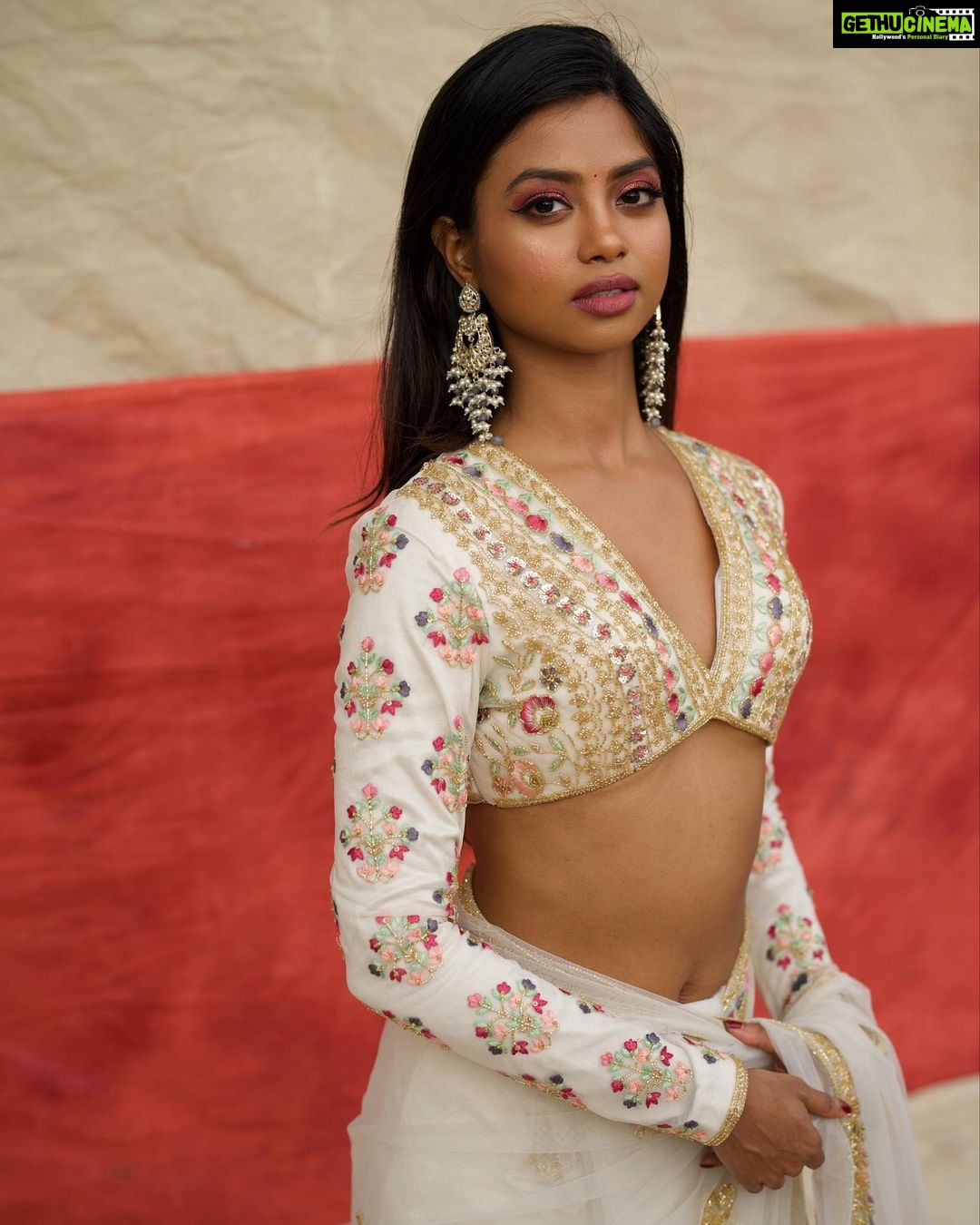 Shaun Romy Instagram - Crimson and cream ✨ Photography : @sbk_shuhaib Makeup : @makeupbyshaiba @shaiba_sbk Outfit : @thunnal Stylist : @merlin_lizbet Floor : @studio_maxxo Photography team : @anees_as_k @jis_hnu_cri_zzzzz @__abdul_m0savv1r @praveen_mohan___ @yazmn_backr_ Kochi, India
