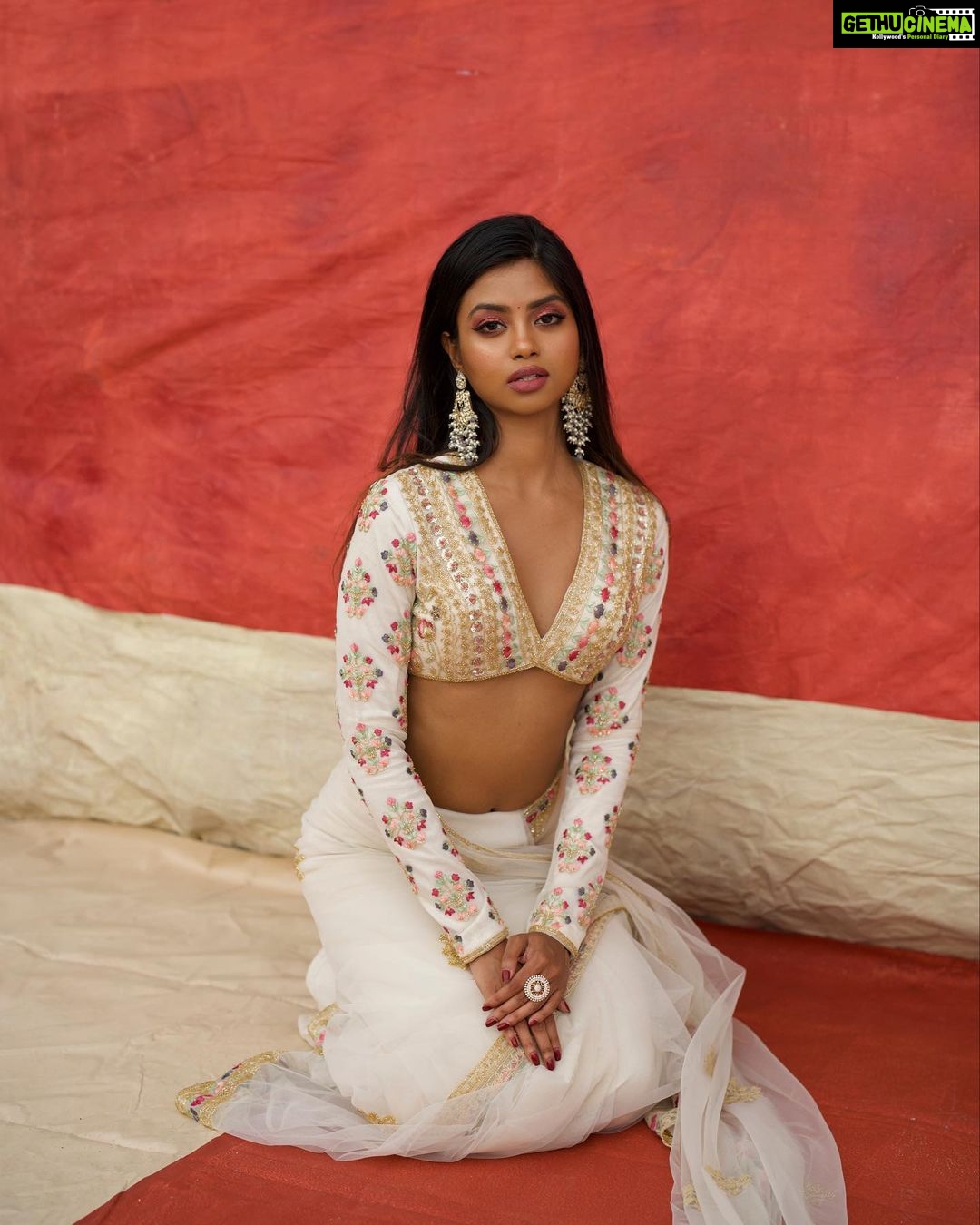 Shaun Romy Instagram - Crimson and cream ✨ Photography : @sbk_shuhaib Makeup : @makeupbyshaiba @shaiba_sbk Outfit : @thunnal Stylist : @merlin_lizbet Floor : @studio_maxxo Photography team : @anees_as_k @jis_hnu_cri_zzzzz @__abdul_m0savv1r @praveen_mohan___ @yazmn_backr_ Kochi, India